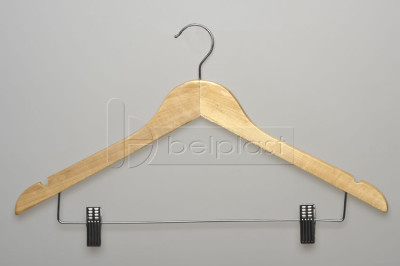 Perchas de madera con broches