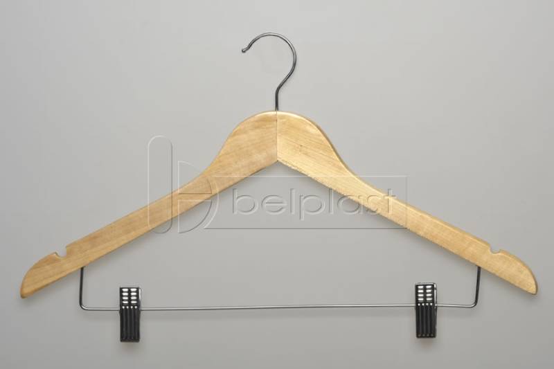 Perchas de madera con broches